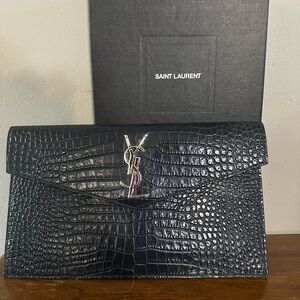 Yves Saint Laurent Pouch Medium Deep Marine.